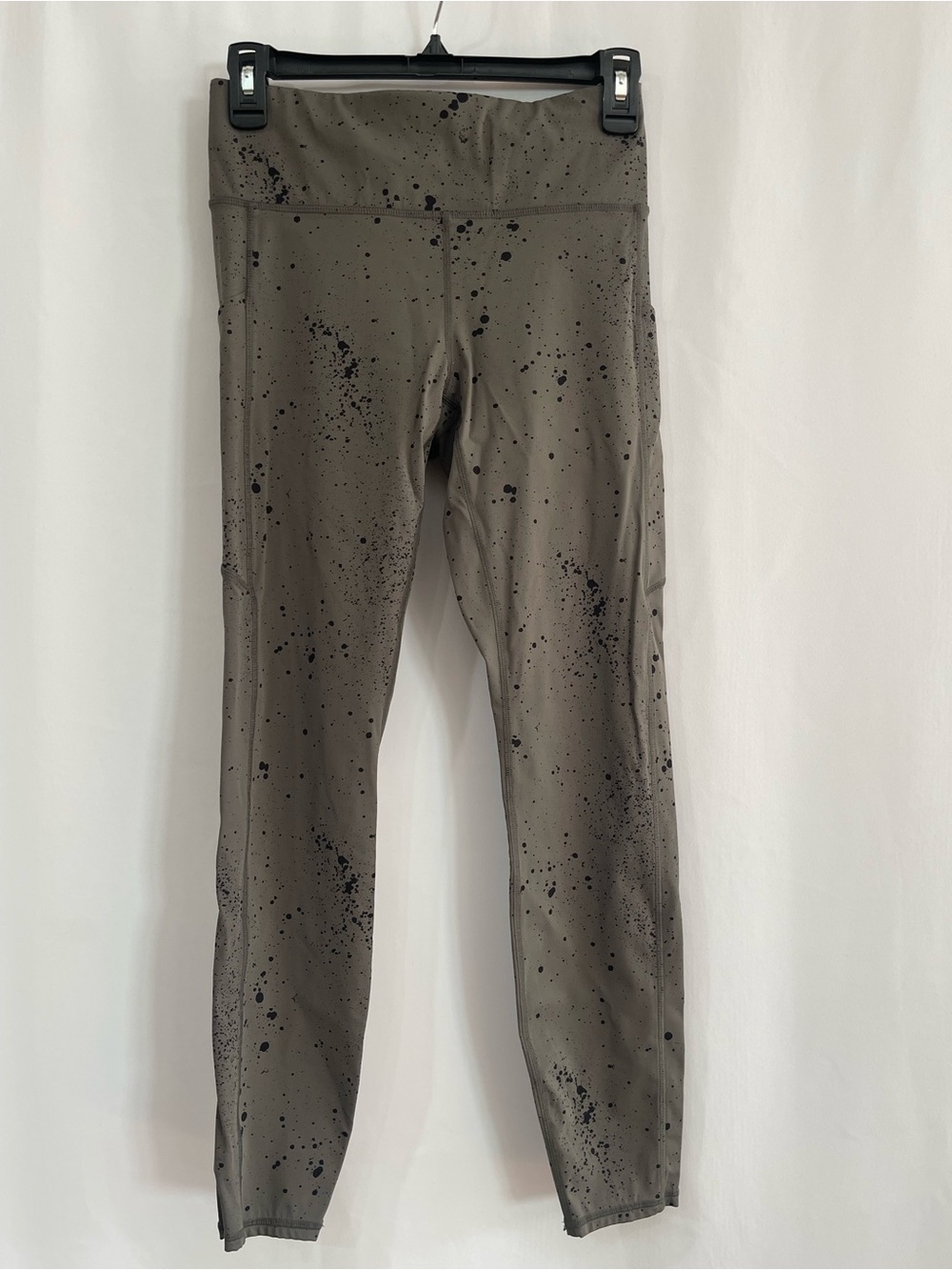 Vuori Stride Olive green leggings media pockets women’s small VW429 yoga run